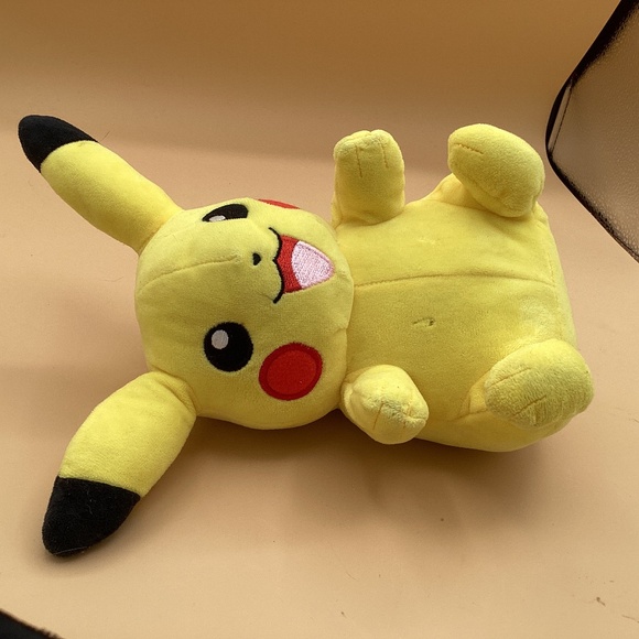 Pikachu stuffed toy - Picture 1 of 4